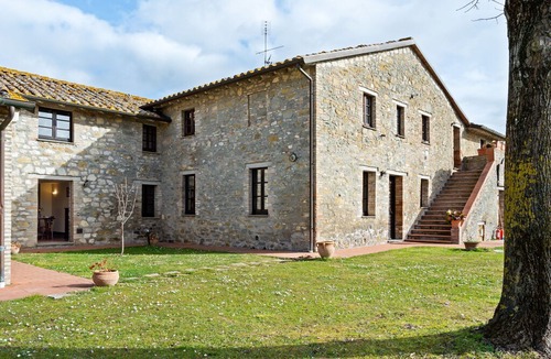 Collesanto Apartment | Vintage Apartment in Magione with Swimming Pool