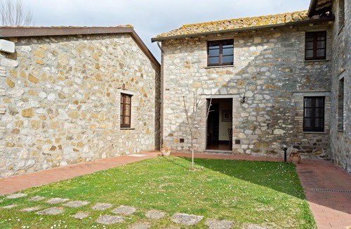 Collesanto Apartment | Vintage Apartment in Magione with Swimming Pool