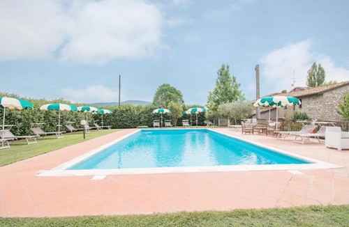 Collesanto House | Vintage Apartment in Magione with Swimming Pool