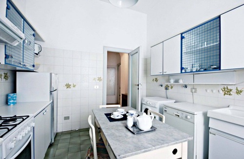 Rione VI Parione Apartment | Vittorio Emanuele, Bright 1 Br Flat By Halldis