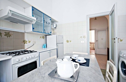Rione VI Parione Apartment | Vittorio Emanuele, Bright 1 Br Flat By Halldis