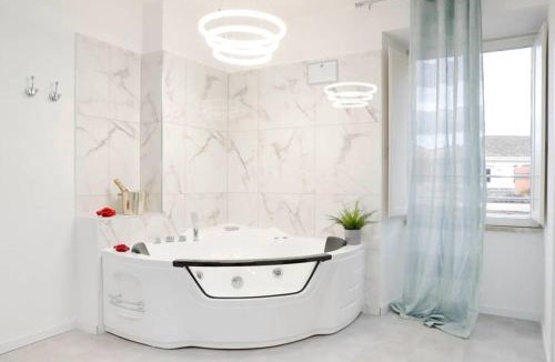 Trastevere Apartment | White Panoramic Jacuzzi Suite Trastevere