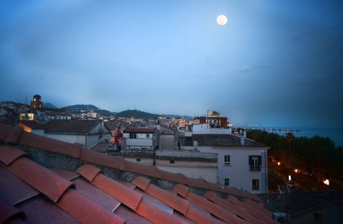 Historical Downtown Salerno Apartment | Willy's Home, attic in the center with sea view, free wifi