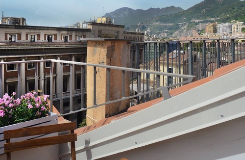 Historical Downtown Salerno Apartment | Willy's Home, attic in the center with sea view, free wifi