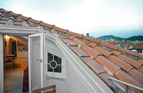 Historical Downtown Salerno Apartment | Willy's Home, attic in the center with sea view, free wifi