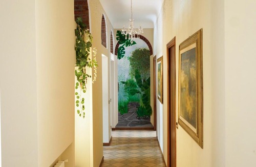 Porta Romana Apartment | Wonderful downtown apartment-HD NETFLIX, KING-SIZE BED, two minutes' walk from metro