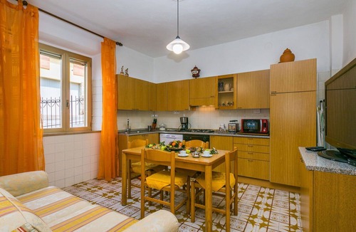 Montefollonico House | Wonderful private villa for 5 guests with WIFI, A/C, TV, patio, pets allowed and panoramic view