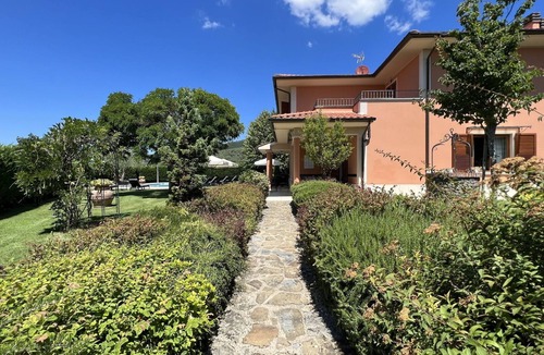 Loro Ciuffenna Villa | Wonderful private villa for 11 guests with WIFI, private pool, TV, terrace and pets allowed