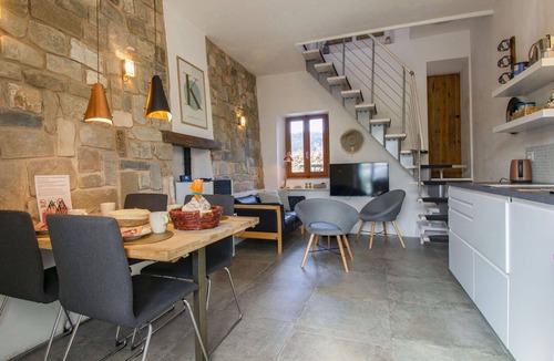 Mologno House | Wonderful villa for 4 people with private pool, WIFI, TV, patio and pets allowed