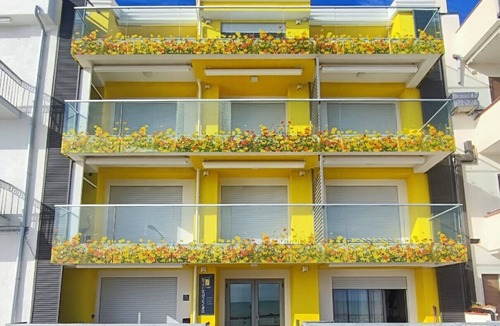 Torre Melissa Apartment | YELLOW DREAM Where the blue of the horizon becomes the main decor
