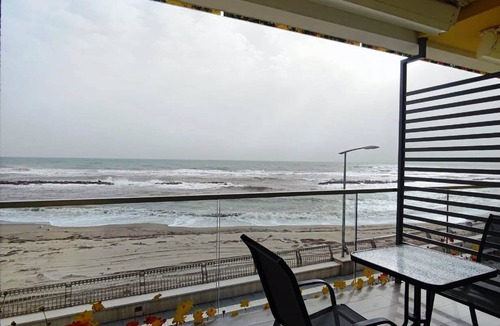 Torre Melissa Apartment | YELLOW DREAM Where the blue of the horizon becomes the main decor