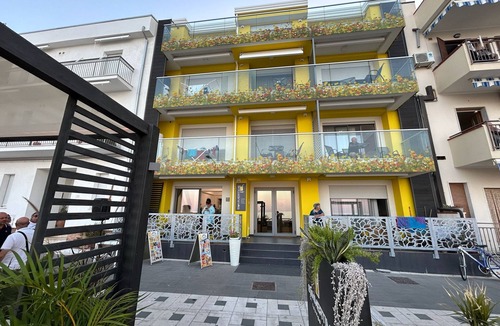 Torre Melissa Apartment | YELLOW DREAM Where the blue of the horizon becomes the main decor