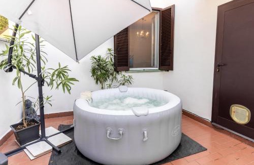 Casale Monferrato Apartment | Zen Jacuzzi Retreat mit Terrasse, Garage, Klimaanlage, 24 - 7 Check-in, Netflix und Disney Plus