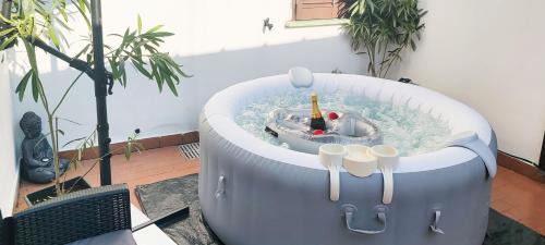 Casale Monferrato Apartment | Zen Jacuzzi Retreat mit Terrasse, Garage, Klimaanlage, 24 - 7 Check-in, Netflix und Disney Plus