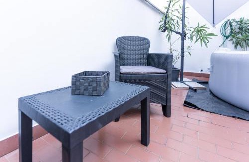 Casale Monferrato Apartment | Zen Jacuzzi Retreat mit Terrasse, Garage, Klimaanlage, 24 - 7 Check-in, Netflix und Disney Plus
