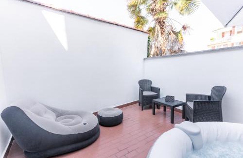 Casale Monferrato Apartment | Zen Jacuzzi Retreat mit Terrasse, Garage, Klimaanlage, 24 - 7 Check-in, Netflix und Disney Plus