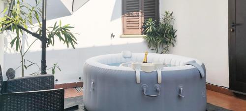 Casale Monferrato Apartment | Zen Retreat with Jacuzzi, Patio & Private Garage Plus Automatic Check in 24 7 with Netflix, Dazn, Disney Plus and Air Conditioning