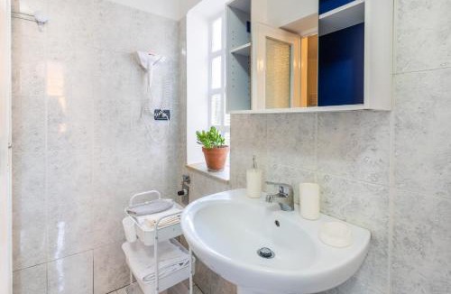 Casale Monferrato Apartment | Zen Retreat with Jacuzzi, Patio & Private Garage Plus Automatic Check in 24 7 with Netflix, Dazn, Disney Plus and Air Conditioning