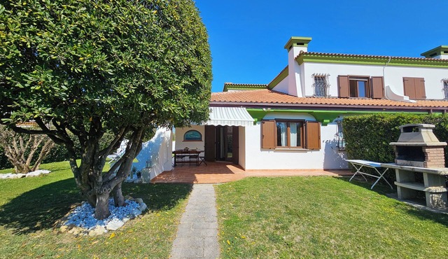 12-SEATER VILLA WITH POOL, GARDEN AND DIRECT BEACH ACCESS, PET FRIENDLY