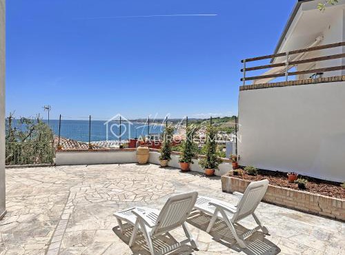 214 - Villa Anna -appartamento trilocale a Numana al piano terra con VISTA MARE STREPITOSA! - SPIAGGIA WHITE BEACH CLUB OMAGGIO dal lun al ven FINO AL 02-08