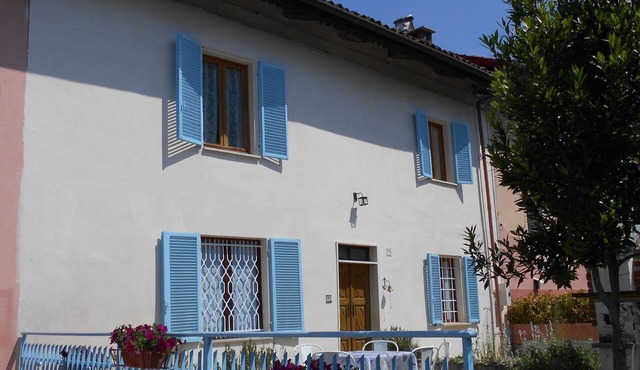 A country house in the hills, nestled among the hazelnut groves of Castellero.