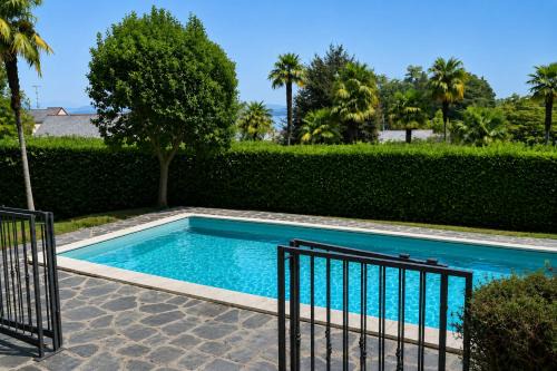 Acquazzurra, luxury duplex, pool, parking space, WiFi By Guestaly