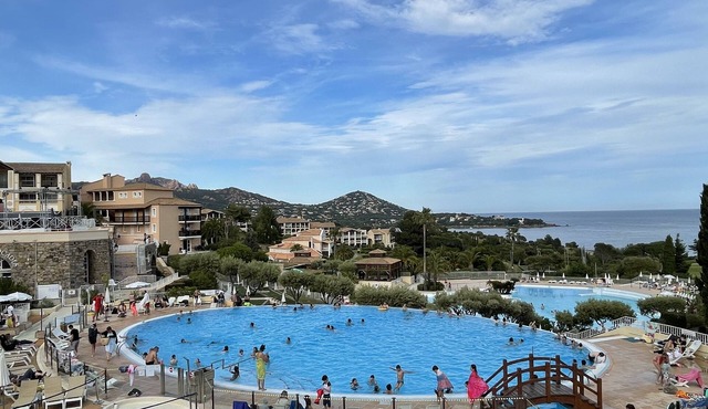 Air-conditioned studio apartment 4 pers terrace, 5 swimming pools, beach 400m away in Saint-Raphaël