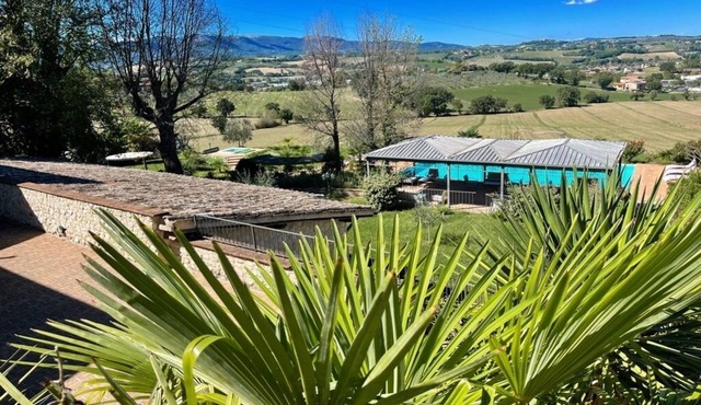 Aircon, wIfI, infinity pool, Jacuzzi, nr Spoleto, car recommended not necessary