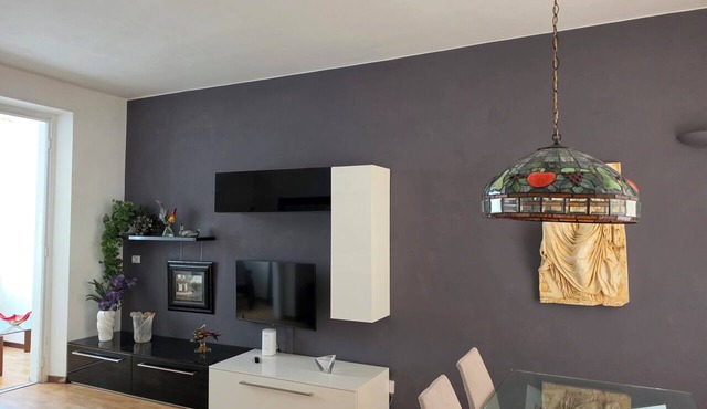 An elegant and contemporary oasis nestled in the greenery of Ruffini Park; pets are welcome.