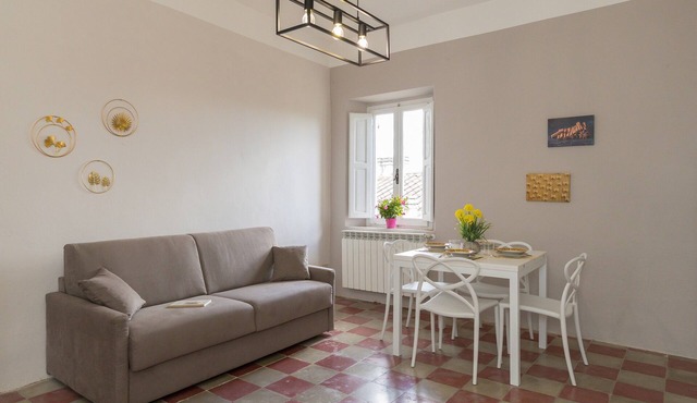 Apartment 'Appartamento Sole' with Shared Garden, Wi-Fi, and Air Conditioning