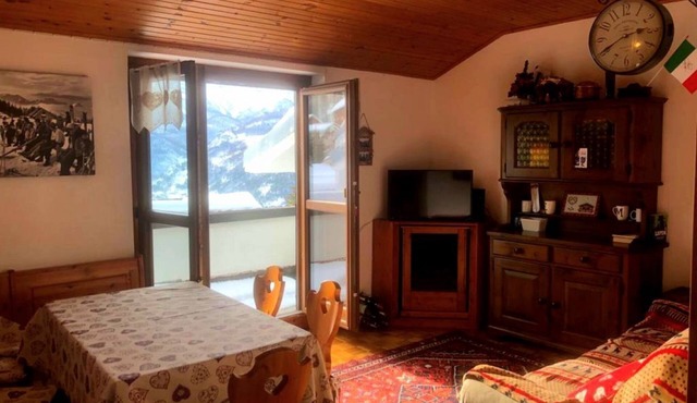 Apartment convenient to the ski slopes and overlooking the valley