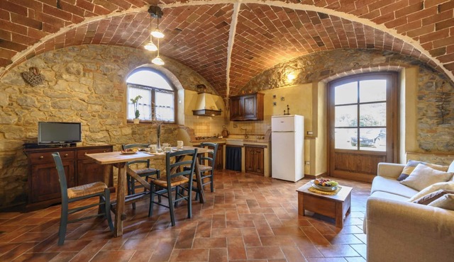 Apartment 'La Caciaia' with Shared Pool, Private Garden and Wi-Fi