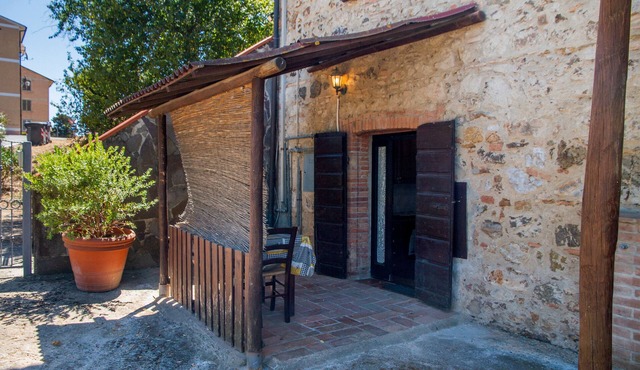 Apartment 'Taverna' with Private Terrace, Shared Garden and Wi-Fi