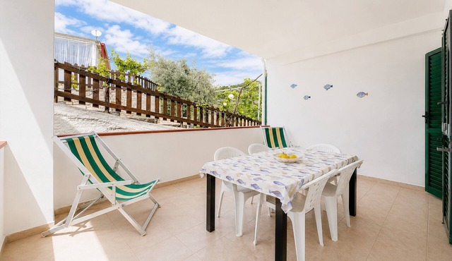 Apartment 'Villa Francesca, Trilo B' with Shared Terrace, Wi-Fi and Air Conditioning
