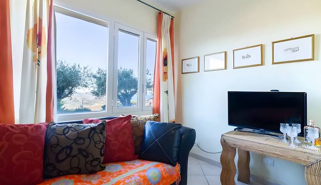 Apartment 'Viola' with Sea View, Shared Pool and Wi-Fi