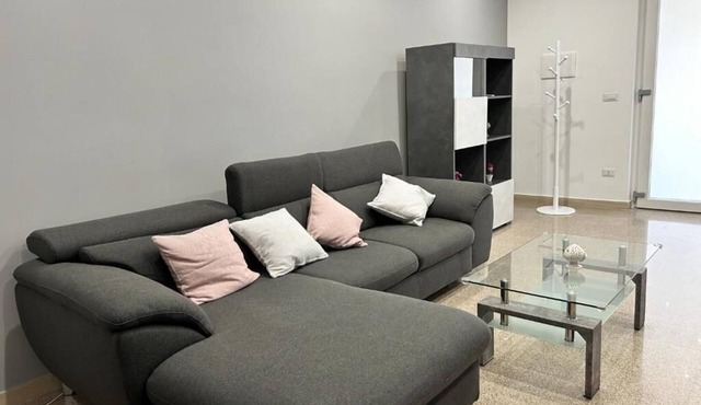 Appartamento con 2 camere da letto, ampio salone con grande veranda accogliente