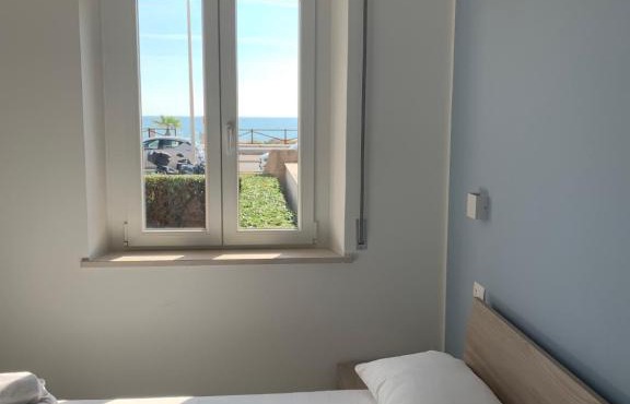 Appartamento fronte mare con giardino