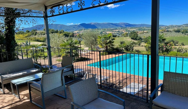 Apt 2. Air con. Free car park. Infinity pool. Beautiful grounds. Sleeps 4