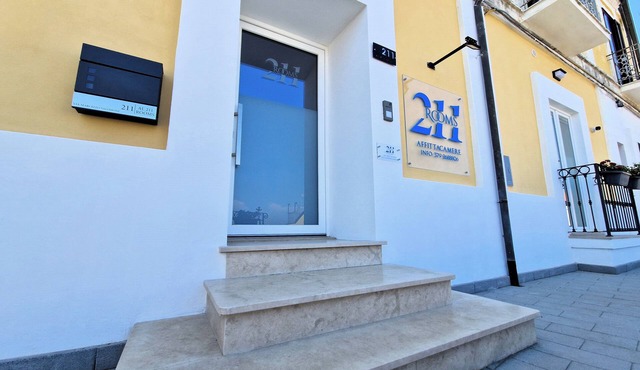 At 211 Rooms, modern and cozy guest house "Whole Lodging"