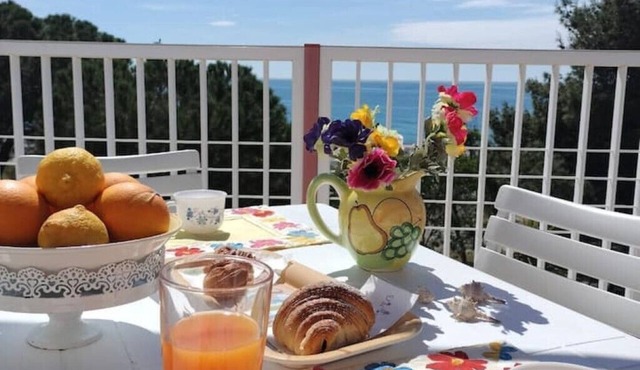 Beachfront House - Private Terrace - 6 Guests