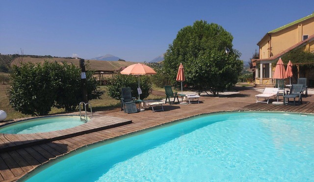 Beautiful private villa with WIFI, private pool, A/C, TV, patio and pets allowed, close to Teramo