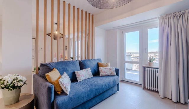 Beautiful and bright apartment with a spacious terrace, tastefully furnished and perfect for three people. Located just meters from the Carducci metro station, the accommodation is also close to the hospital area (CTO, Molinette, Cellini), Valentino Park
