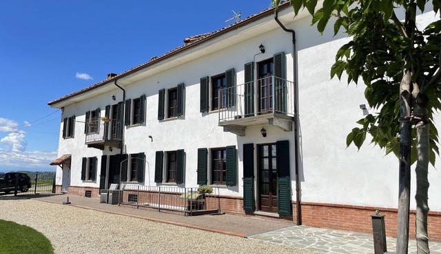 Beautiful apartment for 4 people with WIFI, TV, terrace and panoramic view, close to Asti