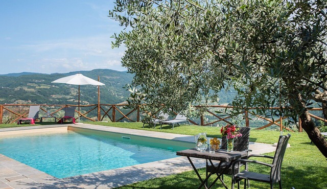Beautiful apartment in villa for 6 guests with WIFI, pool, A/C, TV, patio and panoramic view