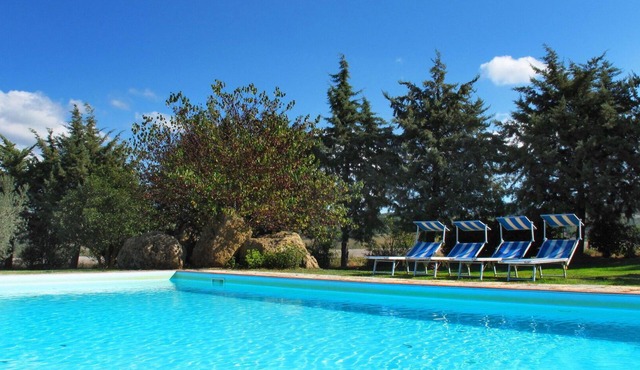 Beautiful apartment in villa for 5 people with WIFI, pool, TV and veranda
