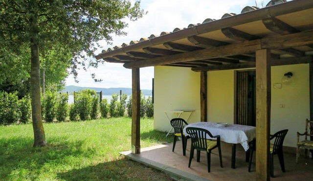 Beautiful private villa for 2 guests with pool, TV, patio and pets allowed