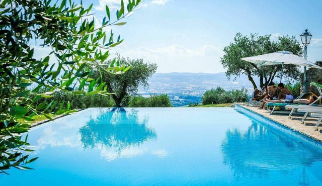 Beautiful private villa for 10 people with WIFI, private pool, hot tub, A/C, TV, terrace and par.
