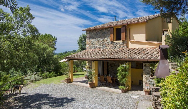 Beautiful private villa for 6 guests with WIFI, TV, patio and pets allowed