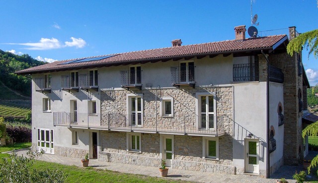 Beautiful private villa for 30 guests with hot tub, WIFI, private pool, TV, patio and pets allowed