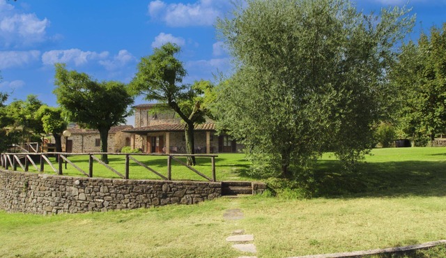 Beautiful private villa for 10 people with private pool, A/C, WIFI and TV, close to Arezzo
